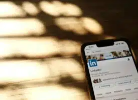 application Linkedin ouverte sur un smartphone