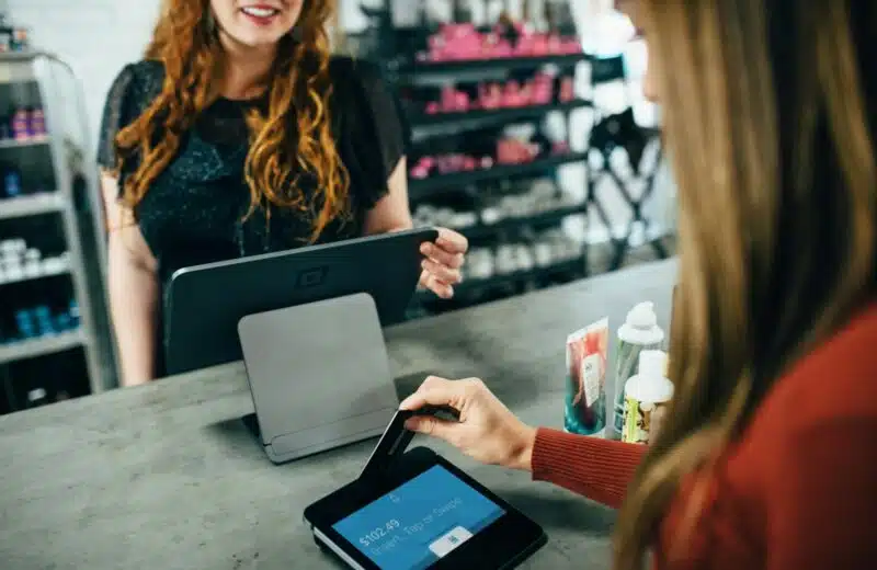 paiement à la caisse d'une boutique